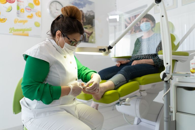 Nahaufnahme einer podologischen Nagelbehandlung mit Instrumenten