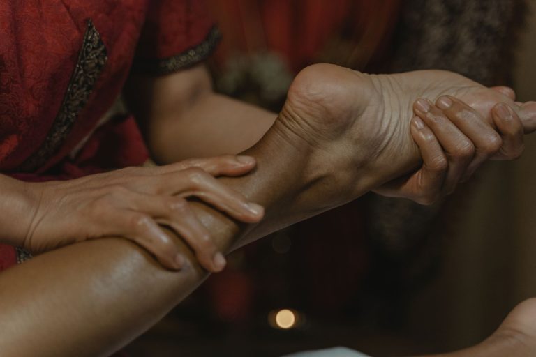 Hände bei einer Fußreflexzonenmassage